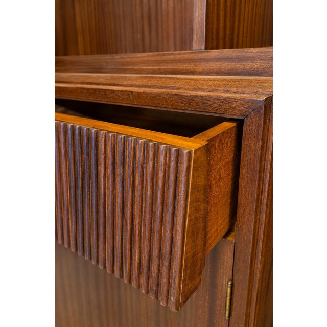 1950s Mid-Century Modern Italian Bookcase in Striped Mahogany, 1950s For Sale - Image 5 of 9