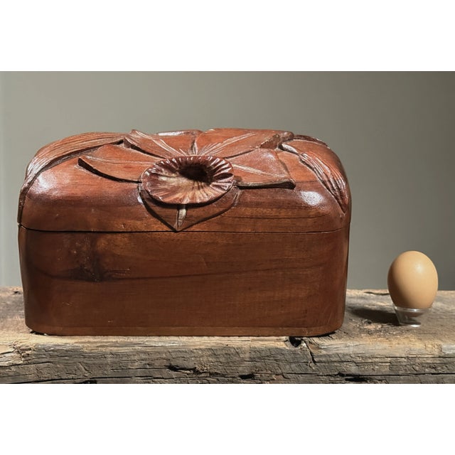 Vintage Hand Carved Folk Art Two Tone Box With Daffodil Detail For Sale - Image 9 of 10