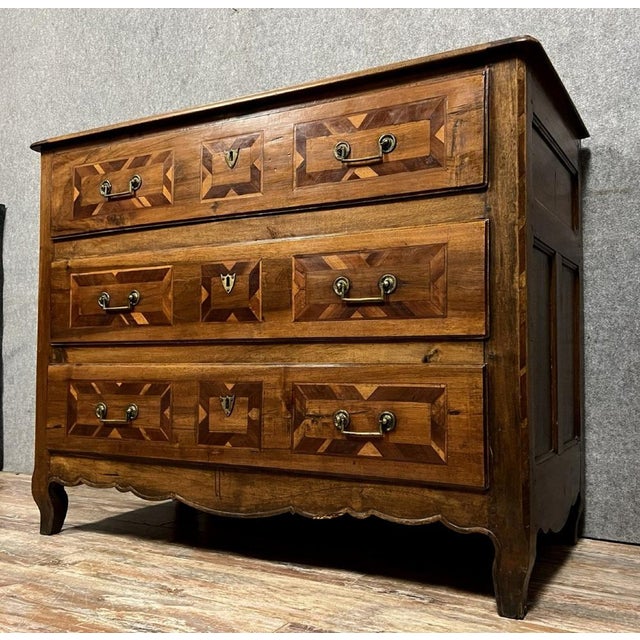Louis XV / Louis XVI Transition Chest of Drawers in Marquetry For Sale - Image 3 of 6