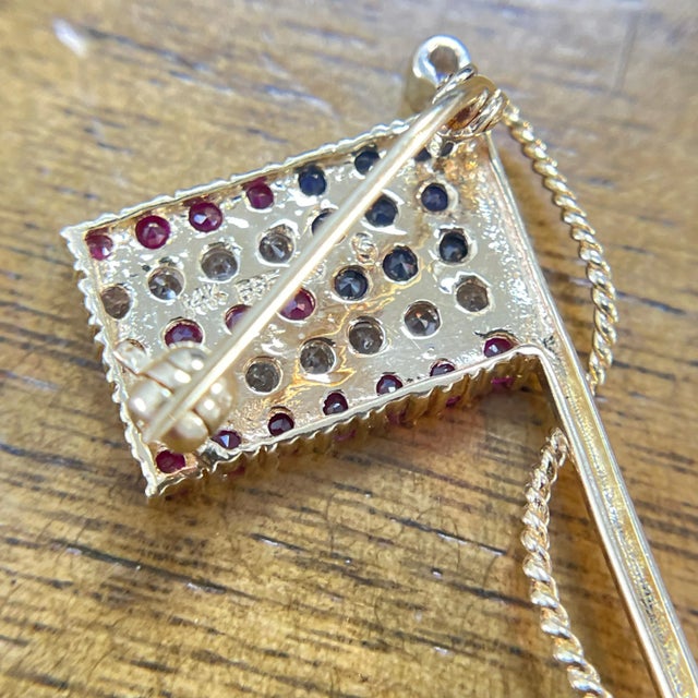 14k Yellow Gold Sapphire Studded Flag Pin For Sale In New York - Image 6 of 10