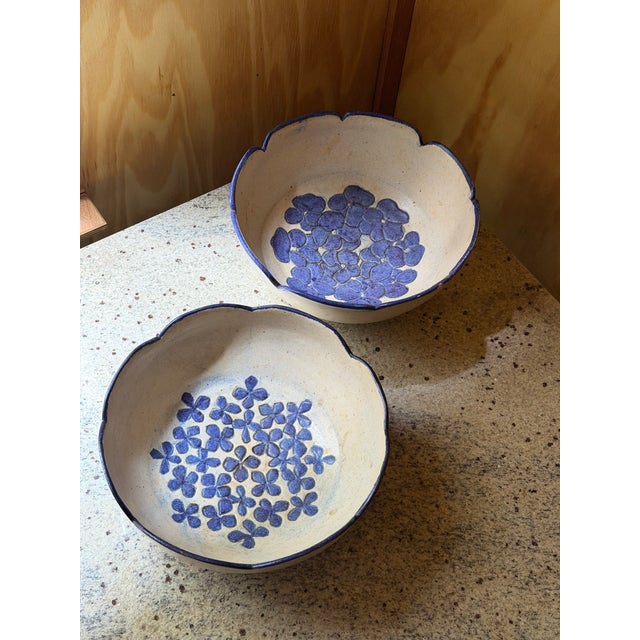 1980s Hand-Thrown Ceramic Bowls with Scalloped Rim and Hydrangea Motif, 1980s, Set of 2 For Sale - Image 5 of 16