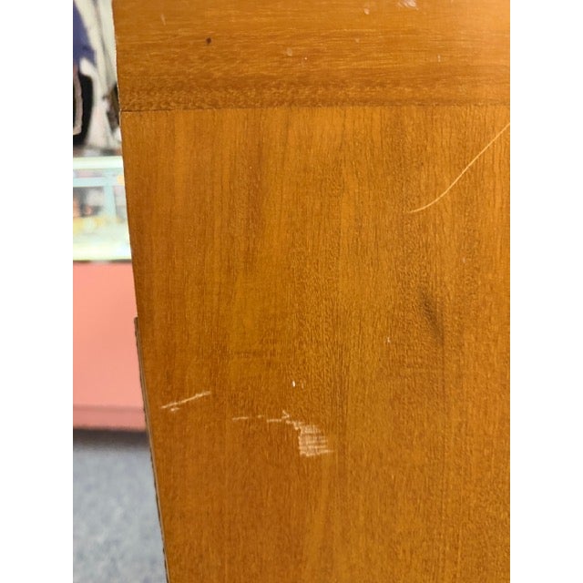 Modernage Midcentury Furniture Company New York & Miami Beach White & Maple Dresser & Mirror With Horizontal Pulls For Sale - Image 15 of 17