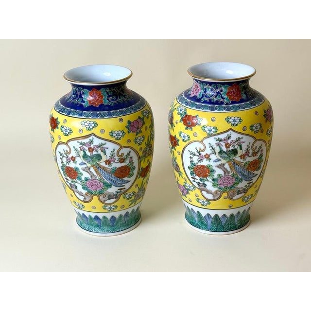 Japanese Gold Imari Hand-Painted Porcelain Bird Vases, Arita, 1960s, Set of 2 For Sale - Image 4 of 17