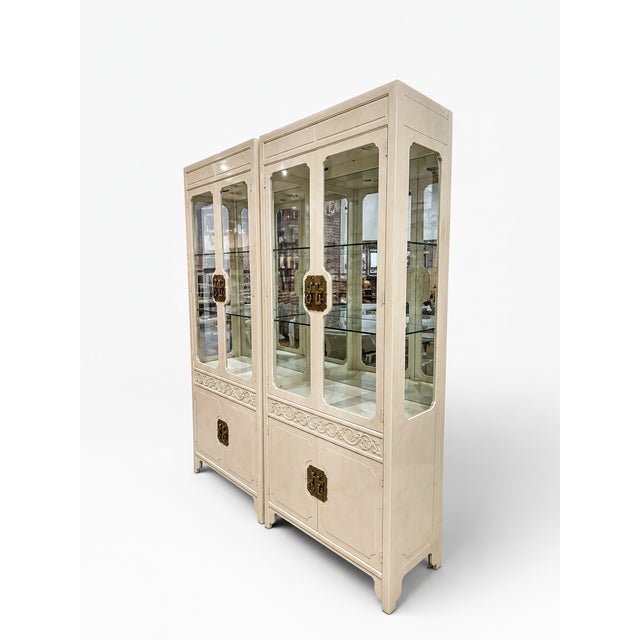 Chinoiserie 1970s Henredon Folio 10 Faux Goatskin Collection Pair of Display Cabinets For Sale - Image 3 of 13