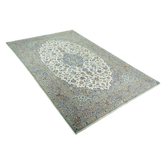 Elegant hand-knotted Kashan cork oriental rug - 313 x 205 cm A true masterpiece of traditional knotting art! This...