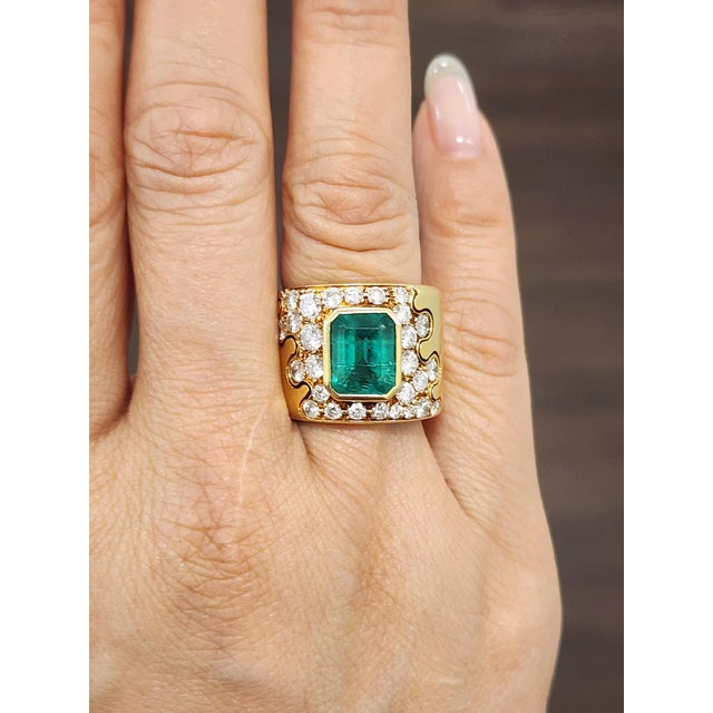 Modern 6.15 Ct Natural Emerald & Diamond Ring Size 6.5 For Sale - Image 3 of 8