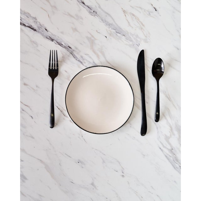 Contemporary Set of 8 Minimalist "Variation 1 Dé" Dessert Plates by Ann Demeulemeester for Serax, in White Glazed Porcelain With Organic Black Border For Sale - Image 3 of 11