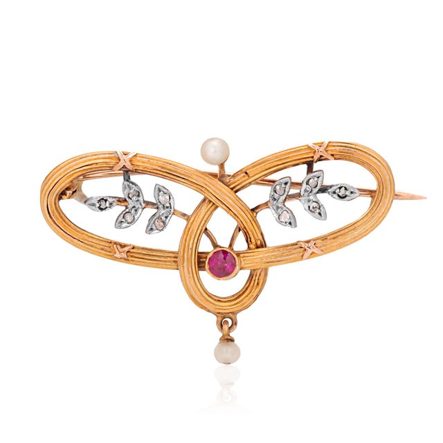 Vintage 1.20 Inch Brooch Diamond 0.30 Carat Platinum Gold Pearl Ruby For Sale In New York - Image 6 of 7