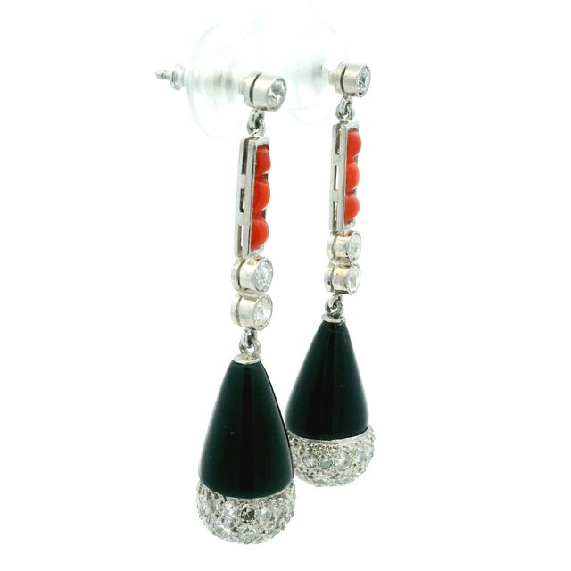 1990s Pair of French Art Deco Revival Platinum Diamond Coral Onyx Drop Earrings For Sale - Image 4 of 12