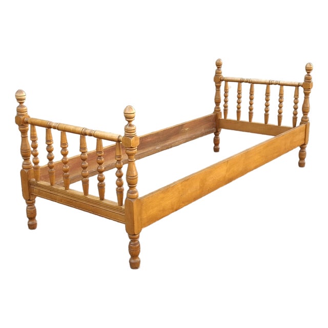 Mid 20th Century Early American Style Bobbin Maple Day Bed For Sale