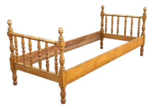 Mid 20th Century Early American Style Bobbin Maple Day Bed