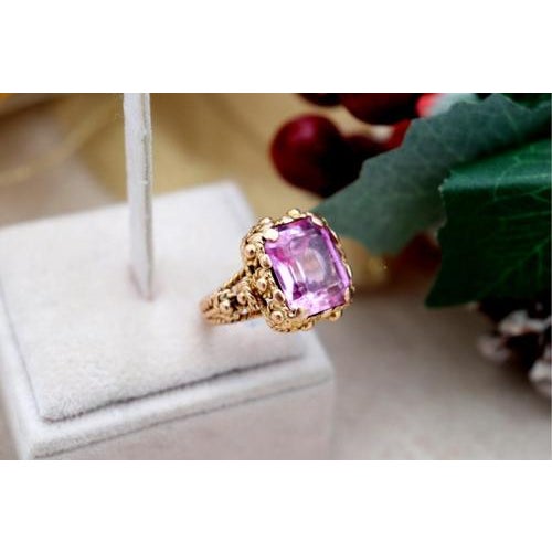 Metal Gold Ring with Reliefs and Ruby Application For Sale - Image 7 of 7