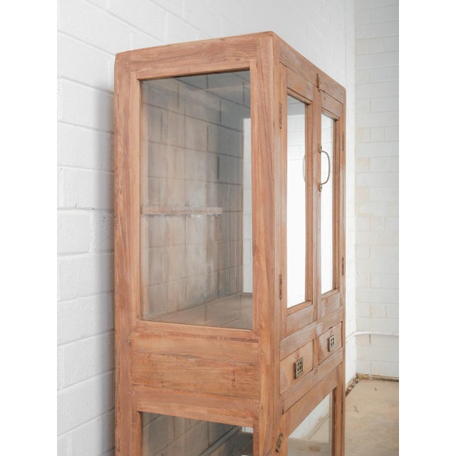 Late 20th Century Indian Teak Glass Front Almirah Cabinet With Drawers and Brass Hardware For Sale In Greensboro - Image 6 of 7