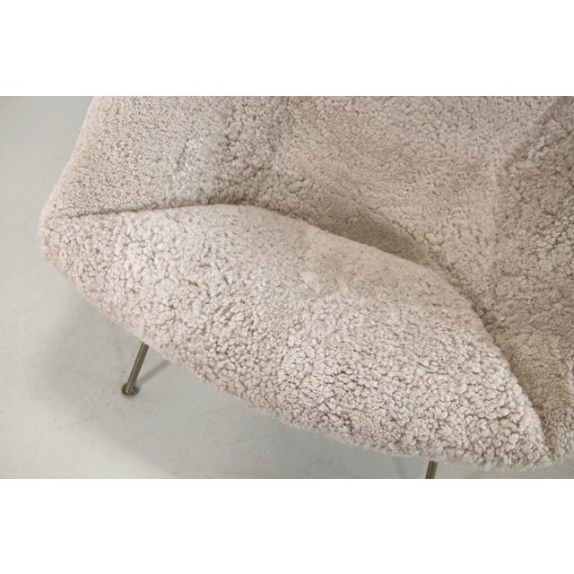 White Set of F157 Oyster Armchair and Ottoman in Sheepskin by Pierre Paulin, 1950s For Sale - Image 8 of 9