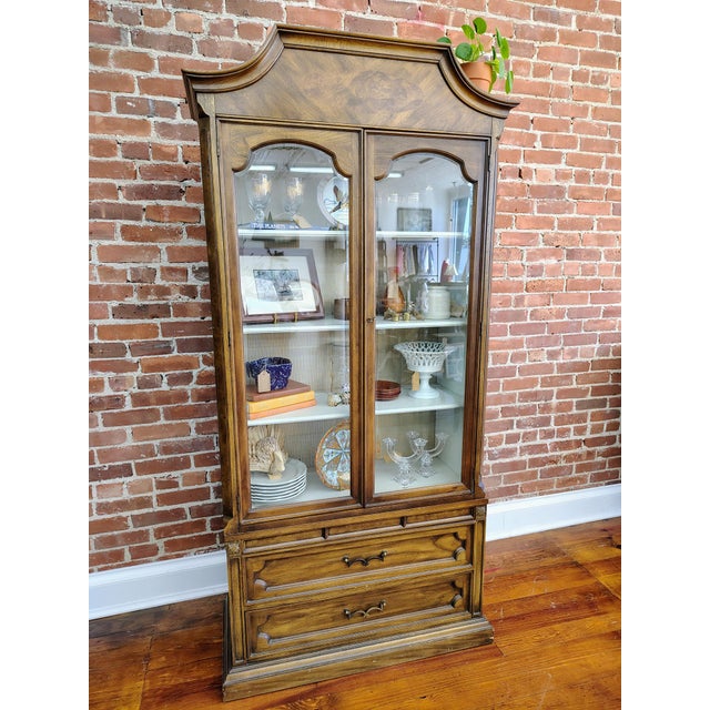 A beautifully crafted vintage display cabinet from Chamberlain’s, known as one of the nation’s oldest furniture makers....