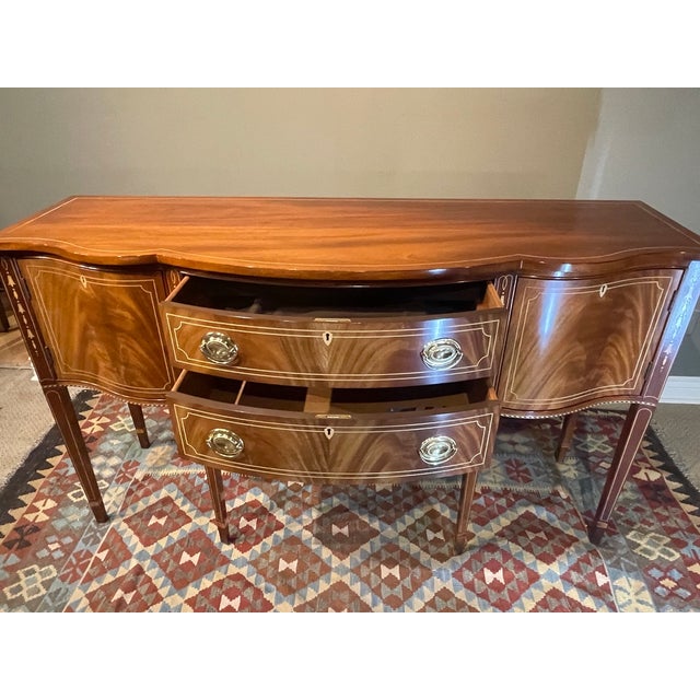 1990s Stickley Federal Style Featuring a Bowfront Design Crafted From Mahogany Solids, Book-Matched Mahogany Veneer, and Satinwood Bellflower Inlays. For Sale In Kansas City - Image 6 of 12