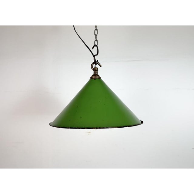 Industrial green enamel factory pendant light made in United Kingdom during the 1950s . White enamel inside the shade....