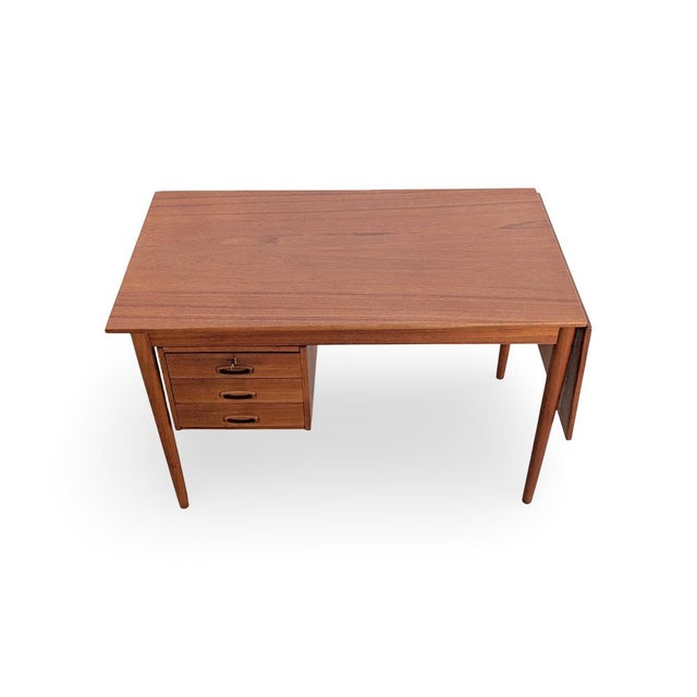We are offering a beautiful extendable teak desk from 1960 for sale. Designed by arne vodder, it enjoys great...