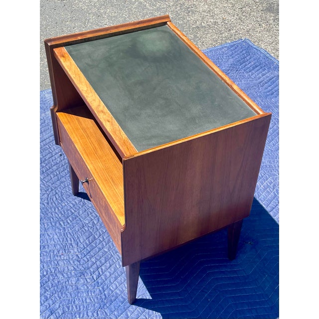 Mid 20th Century American of Martinsville Walnut Nightstands/End Tables MCM, Pair For Sale - Image 12 of 18