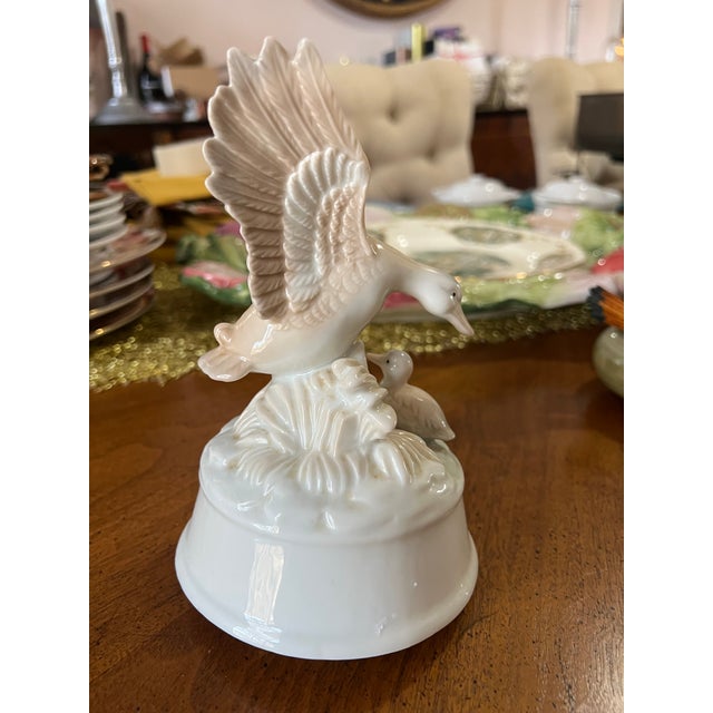 Vintage Ceramic White Duck and Duckling Music Box- Condition Issues For Sale In Atlanta - Image 6 of 9