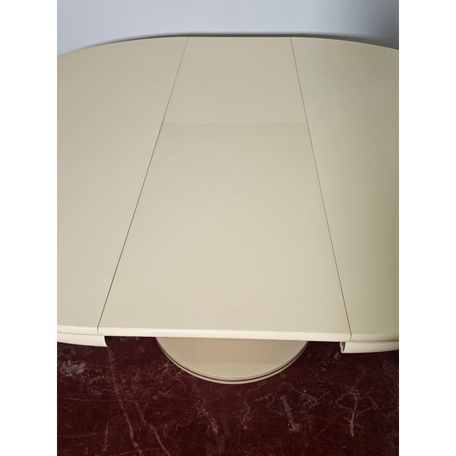 Vintage Italian Extendable Round Table in Beige Lacquer, 1970s For Sale - Image 9 of 10
