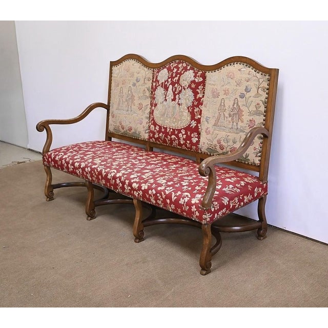 Solid oak seat resting on four front feet connected by concave spacers with four rear feet. The feet lead are slightly in...