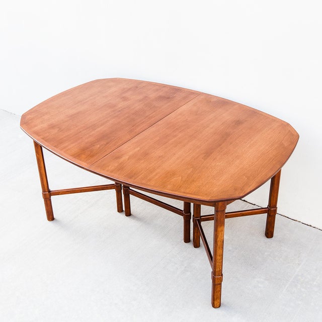 Henredon 1970s Refinished Mid Century Modern Expandable Walnut Dining Table by Henredon For Sale - Image 4 of 15