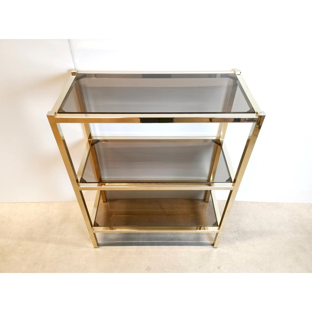 Mid-Century Modern Hollywood Regency Etagere in Smoked Glass and Gold-Tone Meta, 1970s For Sale - Image 3 of 9