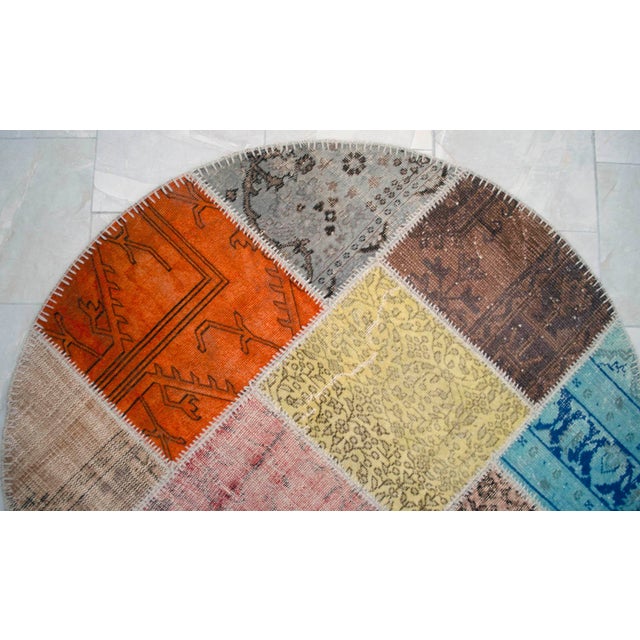 Earthy Colors Turkish Round Rug Hand Knotted Handstitched Living Room Entry Decor - 4'11" Diameter For Sale - Image 15 of 18