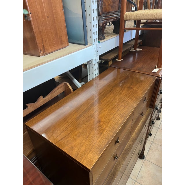 1970s Vintage Mid Century Modern Highboy Walnut Toned Dresser With Elements of Traditional Woodworking With 5 Drawer Storage in the Style of Drexel For Sale - Image 5 of 6