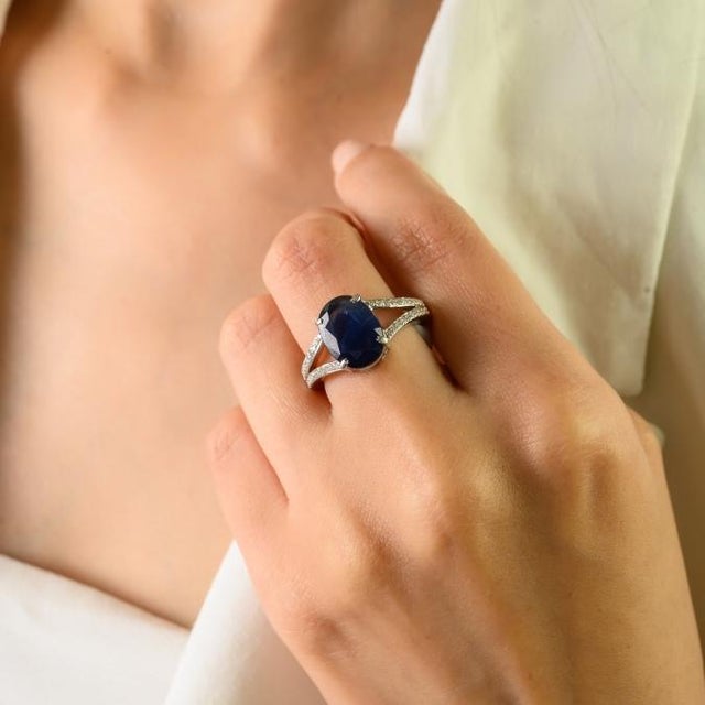 Art Deco Early 21st Century 4.57Ct Blue Sapphire & Diamond Split Shank Ring Size 6.5 in 14k Gold For Sale - Image 3 of 15