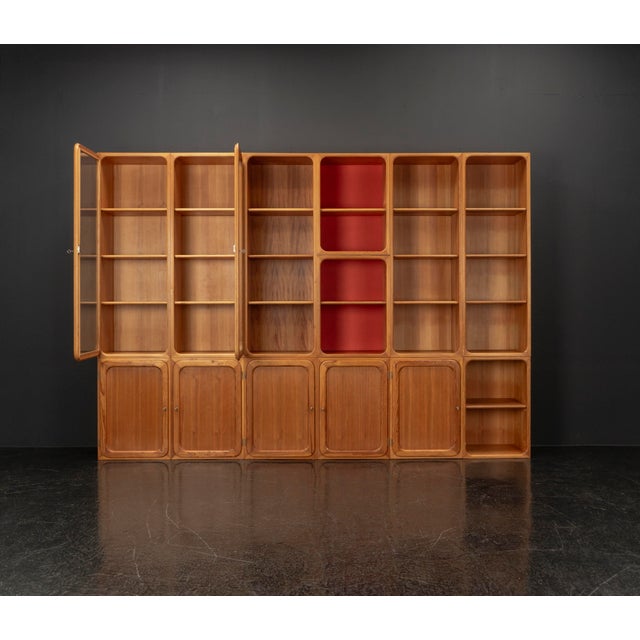 This exceptional wall unit with 14 pieces from the 1960s embodies the perfect balance between functionality and refined...