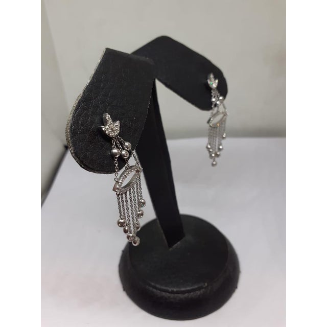 Modern Natural Diamond Earring With 0.82 Carat Diamond in 18k Gold For Sale - Image 3 of 5