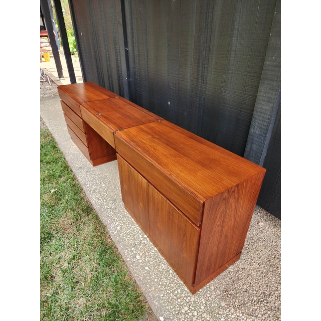 Vinde Mobelfabrik 1960s Arne Wahl Iversen for Vinde Møbelfabrik Danish Modern Teak Vanity Desk Set | Made in Denmark | Floating Vanity With Hidden Mirror Dresser Set For Sale - Image 4 of 16