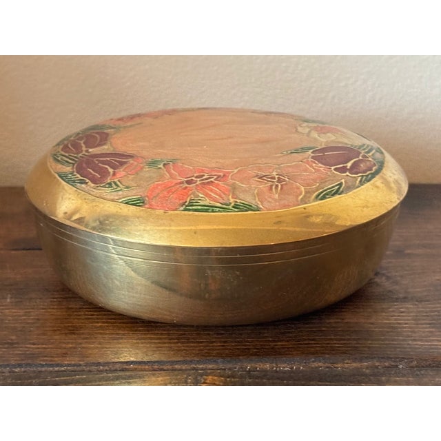 English Mid 20th Century Round Pink Enameled Floral Lidded Box For Sale - Image 3 of 6
