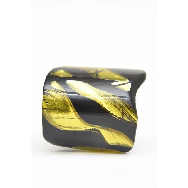 1980s Vintage Signed Frank Vigneri Chartreuse and BLack Plexiglass Sculptural Cuff Bracelet, 1984 For Sale - Image 5 of 10