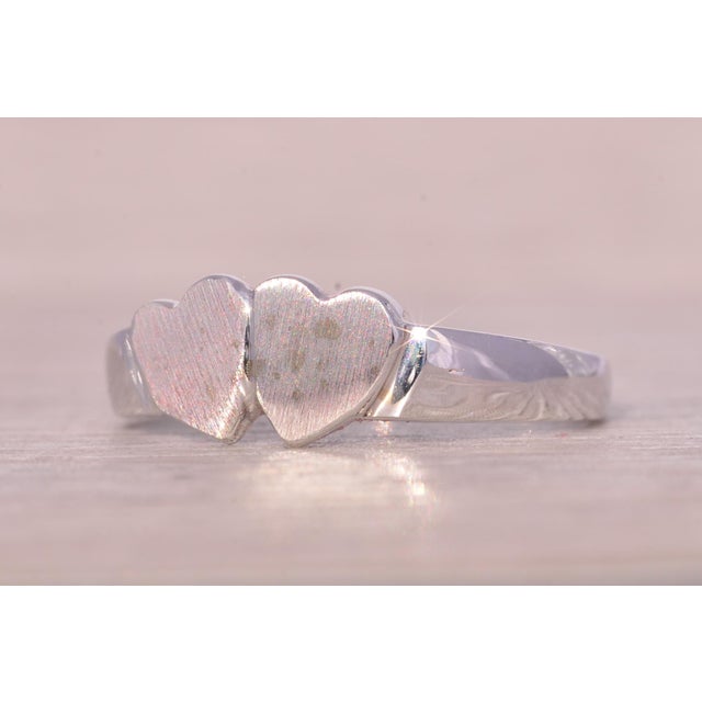 The Oscali: Double Heart Signet Ring in White Gold For Sale - Image 4 of 10