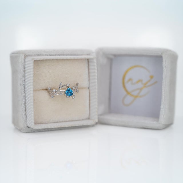 Modern Aquamarine Ring With Earth Mined Diamond Accents: Solid 14k Gold, Size 6.75 For Sale - Image 3 of 9