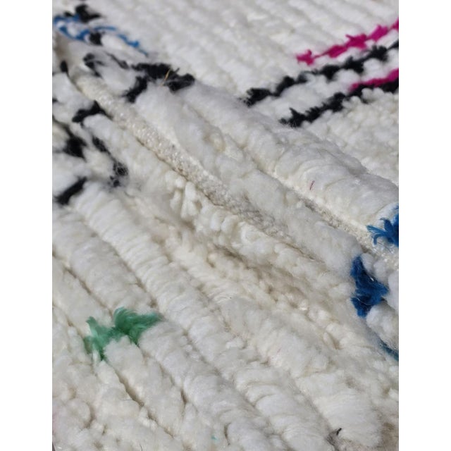 Ivory Modern Moroccan Wool Rug - 8.4 X 4.8 Ft For Sale - Image 8 of 8