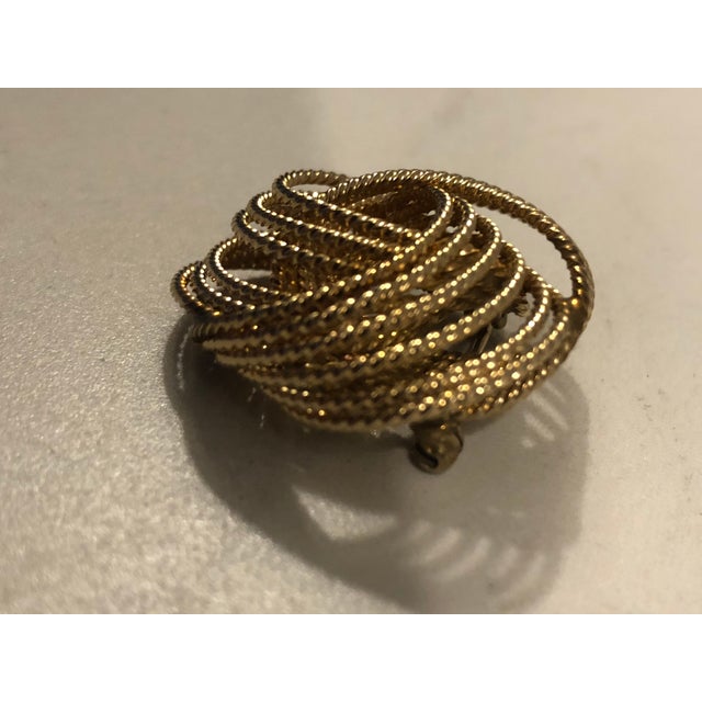 Gold 1940s Winard 12k Gold Filled Rope Swirl Brooch Pin For Sale - Image 8 of 13