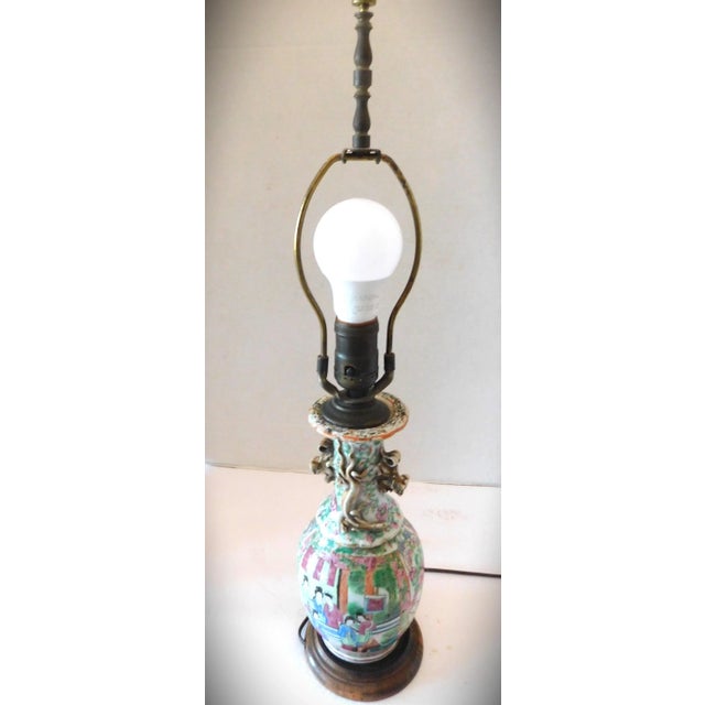 Beautiful Vintage Chinoiserie Famille Rose Chinese Porcelain Asian Table Lamp on Wooden Base, Late 20th Century....