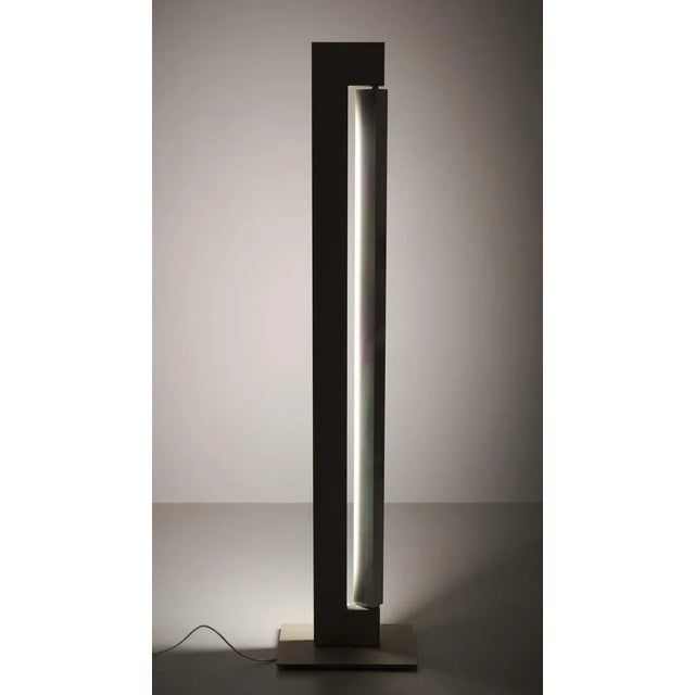The Ara table lamp from Nemo is a light object, with a fluorescent and halogen light source. The Ara consists of two...