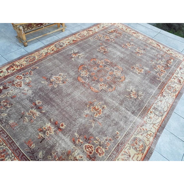 Turkish 1950s Oversize Oushak Handmade Area Carpet For Sale - Image 3 of 10