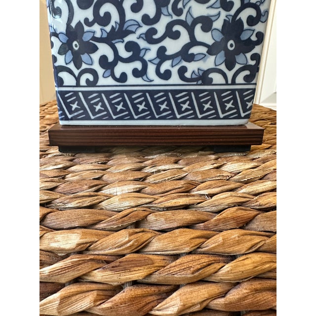 Vintage Ralph Lauren 1990’s Blue & White Porcelain Table Lamp With Linen Shade For Sale - Image 10 of 18