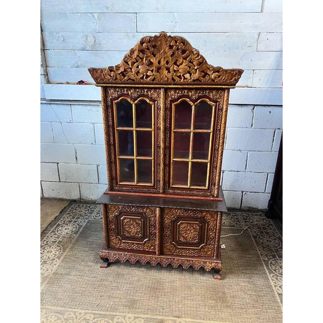Chinoiserie Vintage Chinoiserie Style Gilt Red Lacquered Decorated Two-Part Display Curio Cabinet For Sale - Image 3 of 12