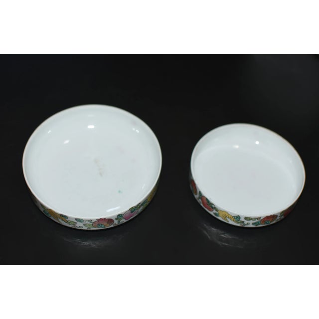 Early 20th Century Set of 2 Fencai Porcelain Boxes Chinese Republic Era Marked For Sale - Image 9 of 12