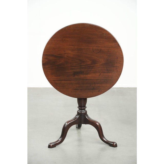 Round Antique English Tilt-Top Table/Side Table from the Early 19th Century with a Patina. For Sale - Image 3 of 15