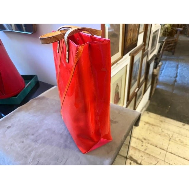 Red 2002 Louis Vuitton Red Vernis Patent Leather Reade Tote Bag by Robert Wilson For Sale - Image 8 of 17