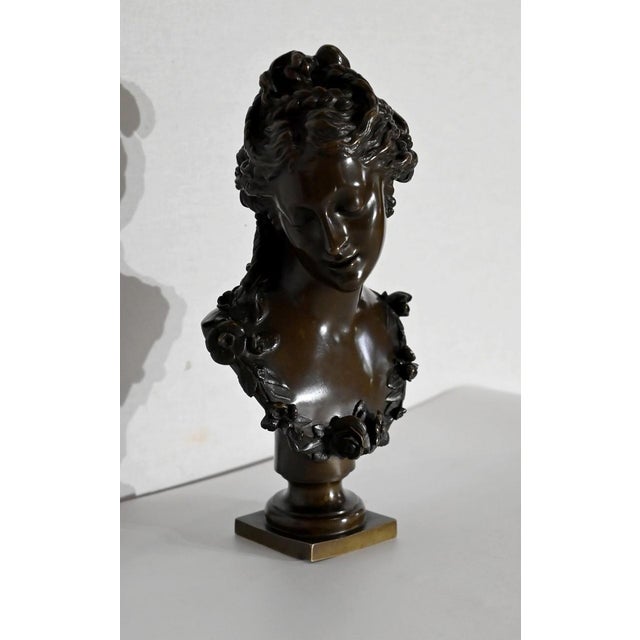 Ce buste de Dame à la chevelure tressée en bronze à patine brune, nous dévoile un fin visage, incliné sur le côté. La...