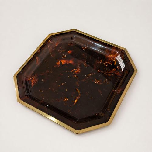 Refined Italian tray from the 1970s made of tortoiseshell-effect Bakelite acrylic glass, with an elegant brass rim. The...